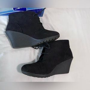 White mountain women’s wedged bootie- black suede size 10